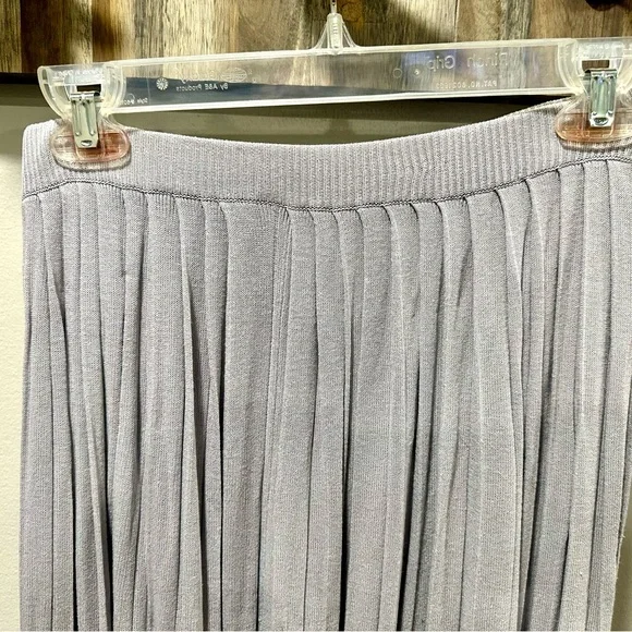 JustFab Light Gray A-Line Pleated Knit Skirt Size M - Picture 3 of 7